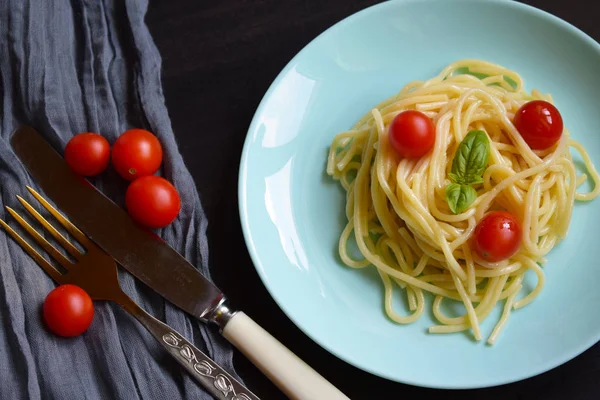 Deliciosos Espaguetis Con Hierbas Tomates Sobre Fondo Negro — Foto de Stock