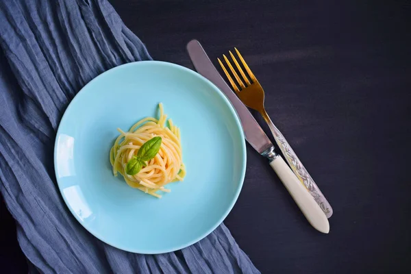 Deliciosos Espaguetis Con Verduras Sobre Fondo Negro — Foto de Stock