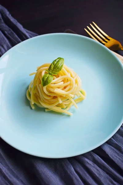 黒い背景に緑とおいしいスパゲッティ — ストック写真