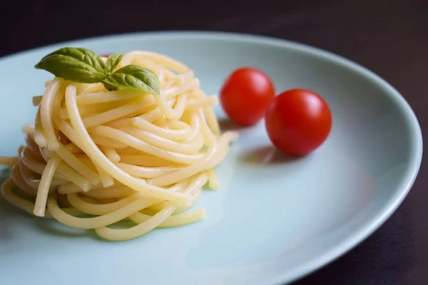 Deliciosos Espaguetis Con Hierbas Tomates Sobre Fondo Negro —  Fotos de Stock