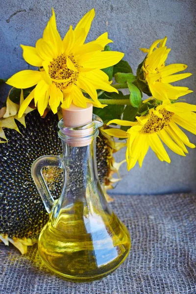 Aceite Girasol Flores Girasol Semillas Maduras Sobre Fondo Arpillera — Foto de Stock