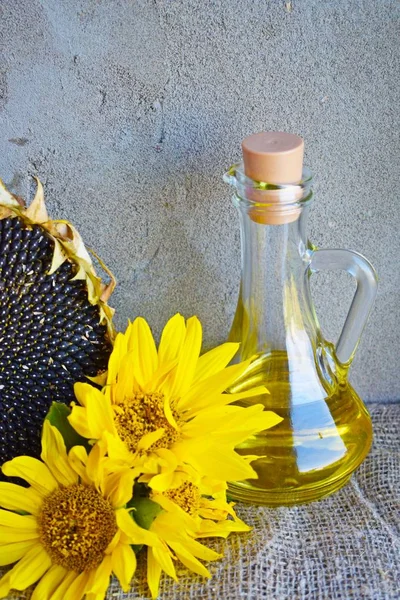 Aceite Girasol Flores Girasol Semillas Maduras Sobre Fondo Arpillera — Foto de Stock