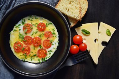 Tavada domatesli yumurtakızartılmış yumurta. Lezzetli ve sağlıklı gıda.