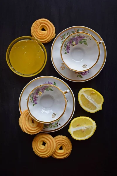 Tassen Für Tee Zitrone Und Süßigkeiten Auf Schwarzem Hintergrund — Stockfoto