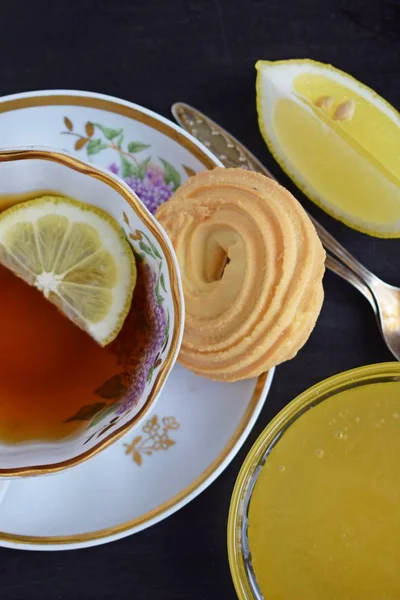 Chá Perfumado Fresco Com Limão Uma Bela Xícara Fundo Preto — Fotografia de Stock