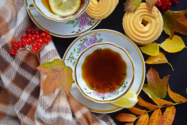 Frischer Duftender Tee Mit Zitrone Wärmt Sie Einem Kühlen Herbsttag — Stockfoto