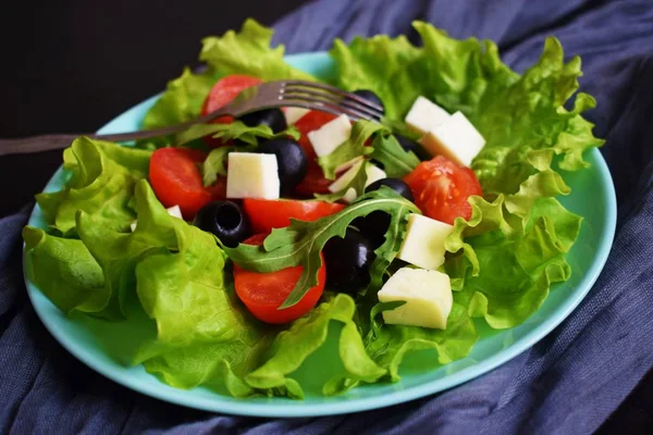 Könnyű Saláta Paradicsommal Sajttal Kék Tányéron Vegetáriánus Ételek — Stock Fotó