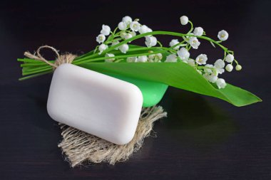 Üzerinde vadideki Lily 'nin hafif kokusu olan kozmetik sabun. Ellerini ve vücudunu yıkamak için tasarlanmış..