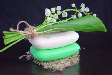 Üzerinde vadideki Lily 'nin hafif kokusu olan kozmetik sabun. Ellerini ve vücudunu yıkamak için tasarlanmış..