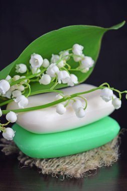 Üzerinde vadideki Lily 'nin hafif kokusu olan kozmetik sabun. Ellerini ve vücudunu yıkamak için tasarlanmış..