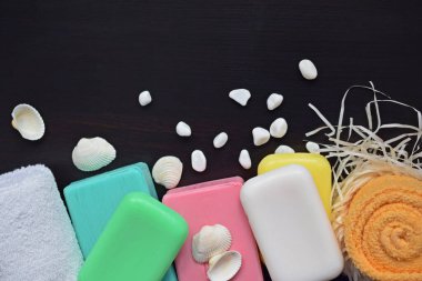 Siyah arka planda çeşitli aromalı doğal sabun. Yüz ve vücut bakımı için kozmetik ürün..