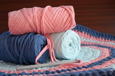 Çok renkli örgü iplik. Yuvarlak el yapımı halı..