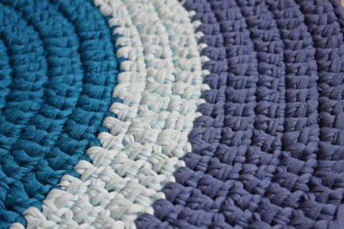 El yapımı iplikten yapılmış yuvarlak bir halı. Tığ işi. Evin içini ısıtacak ve rahatlatacak..