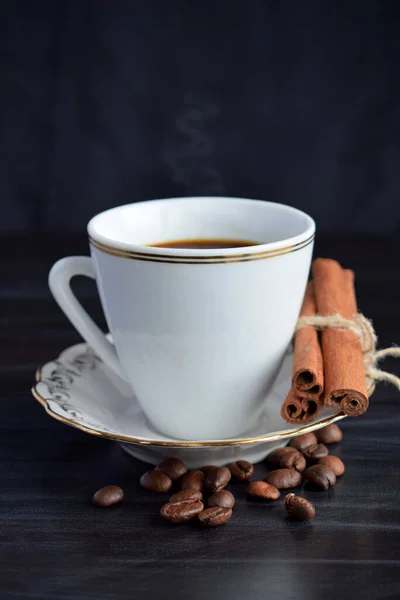 Eine Tasse Duftenden Kaffee Und Zimt Auf Schwarzem Hintergrund — Stockfoto
