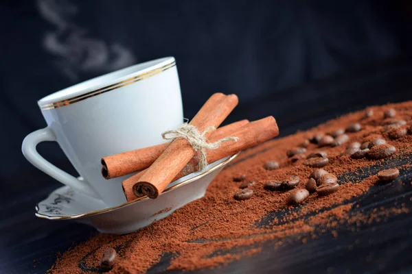 Une Tasse Café Parfumé Cannelle Sur Fond Noir — Photo