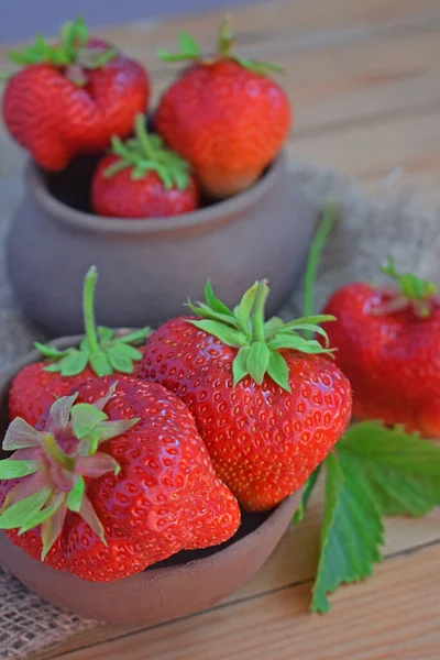 Frische Süße Erdbeeren Einem Tontopf Auf Einem Hölzernen Hintergrund — Stockfoto