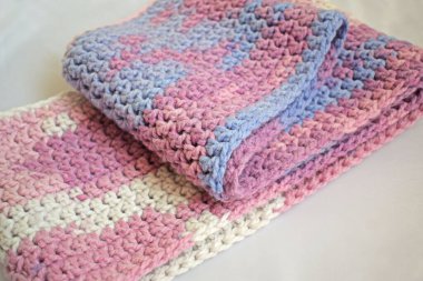 El yapımı yün iplikten yapılmış Snood eşarbı. Tığ işi..