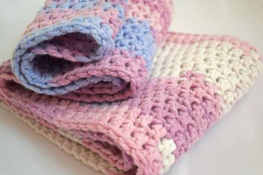 El yapımı yün iplikten yapılmış Snood eşarbı. Tığ işi..