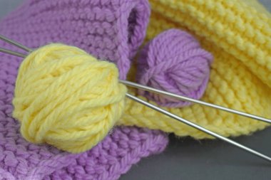 Kalın iplikle örülmüş ılık bir leylak sarısı eşarp. El yapımı..