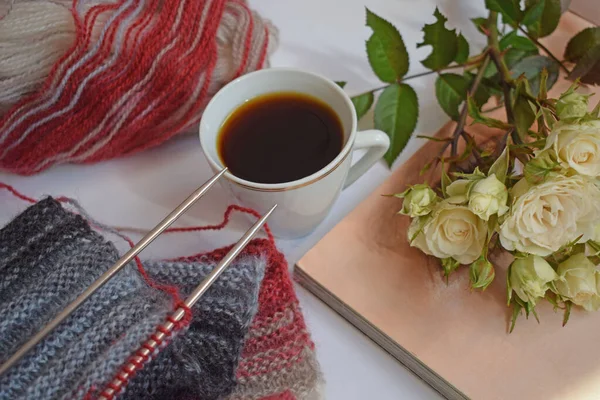 Eine Tasse Duftenden Kaffees Und Ein Gestrickter Schal Mit Stricknadeln — Stockfoto