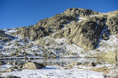 Laguna Grande de Penalara (Penalara Lagoon) sayısı. Bu yerleşim yeri Rascafria, Guadarrama Dağları Milli Parkı, il, Madrid, İspanya yer alır