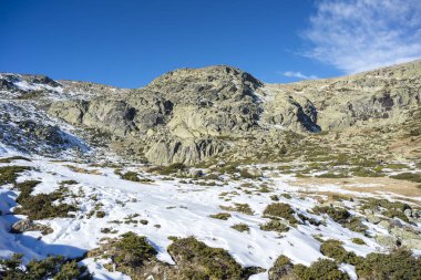 Yürüyüşçüler için Rascafria üzerinde 28 Aralık 2016 yılında Laguna Grande de Penalara (Penalara Lagoon) yürüyüş rotasında. Bu Rascafria, Guadarrama Dağları Milli Parkı, Madrid Eyaleti, S eyâletinde yer almaktadır