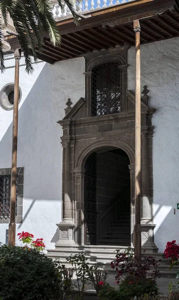 2017年2月17日 位于西班牙加那利群岛拉斯帕尔马斯的圣安娜大教堂 Naranjos 的庭院里的景色 它被认为是最重要的 Monume — 图库照片