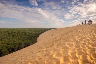 LA TESTE-DE-BUCH, FRANSA 12 AĞUSTOS 2017: Avrupa 'nın en uzun kum tepesi olan Pilat Kumulunun tepesindeki turistler