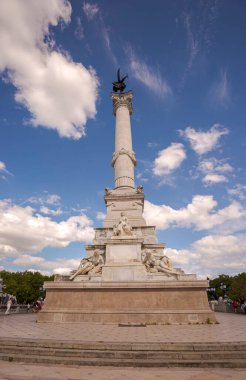 BORDEAUX, FRANSA 13 AĞUSTOS 2017: Quinconces Meydanı 'ndaki Girondins Anıtı' nın Anma Sütunları