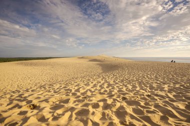 LA TESTE-DE-BUCH, FRANCE - 12 Ağustos 2017: Avrupa 'nın en uzun kum tepesi olan Pilat Kumulunun tepesindeki turistler