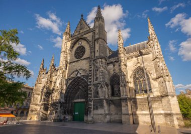 BORDEAUX, FRANCE - 13 AĞUSTOS 2017: Aziz Michael Bazilikası, Basilique Saint-Michel. 14. yüzyılın sonuyla 16. yüzyıl arasında inşa edilmiş.