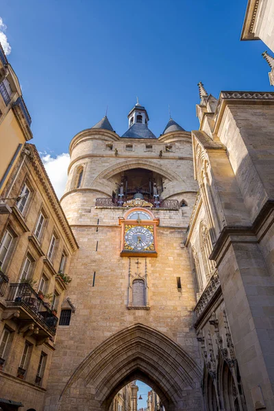 BORDEAUX, FRANCE - 13 AĞUSTOS 2017: Fransa Bordeaux 'nun Büyük Çanı. Eski belediye binasının çan kulesi. Grosse Cloche olarak bilinen kapı ve kuleler tarihi anıtlar olarak sınıflandırılmıştır.