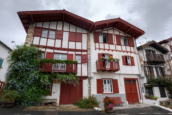 Ainhoa Francja Sierpnia 2017 Architektura Tradycyjna Francuskiego Kraju Basków Zdjęcie — Zdjęcie stockowe