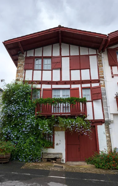 Ainhoa France August 2017 法国巴斯克地区的传统建筑 照片摄于法国西南部Nouvelle Aquitaine地区Pyrnes Atlantiques省的Ainhoa — 图库照片