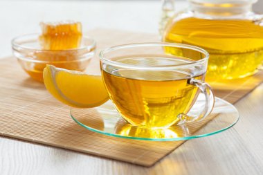 Bitkisel çay Bambu zemin üzerine limon ve bal ile servis güzel kompozisyon