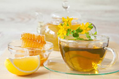 Bitkisel çay Bambu zemin üzerine limon ve bal ile servis güzel kompozisyon