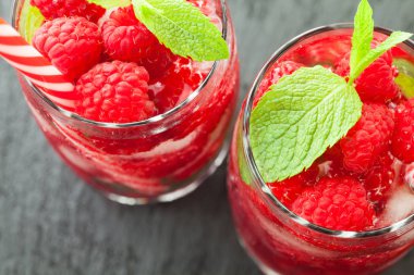 Buz kokteyller taze ahududu ve nane yaprakları ile kayrak bir gemide görev yaptı.