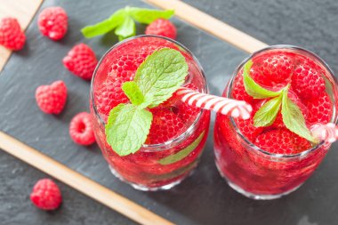 Buz kokteyller taze ahududu ve nane yaprakları ile kayrak bir gemide görev yaptı.