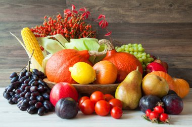 Ahşap masa üzerinde çok renkli taze sebze Güzel kompozisyon