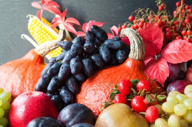 Bileşimi taze çiğ meyve ve sebze kayrak kurulu arka plan üzerinde