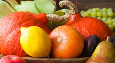 Kompozisyon taze çiğ meyve ve sebzelerin üzerinde ahşap bir his