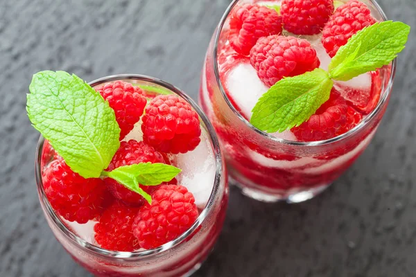 Koktail Dengan Daun Raspberry Dan Mint Segar Disajikan Pada Papan — Stok Foto