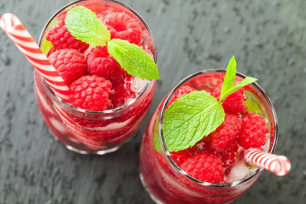 Koktail Dengan Daun Raspberry Dan Mint Segar Disajikan Pada Papan — Stok Foto