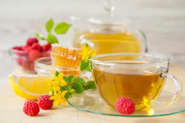 Kräutertee Mit Honig Frischen Himbeeren Und Zitrone Auf Bambus Hintergrund — Stockfoto