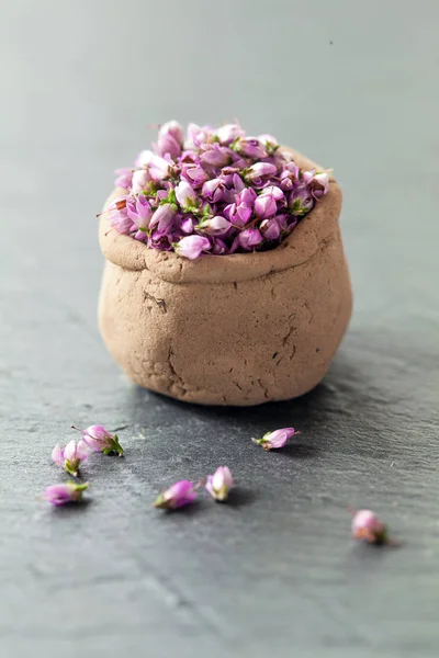 Calluna Vulgaris Bloemen Een Kleine Klei Mok Een Leisteen Achtergrond — Stockfoto