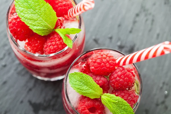 Koktail Dengan Daun Raspberry Dan Mint Segar Disajikan Pada Papan — Stok Foto