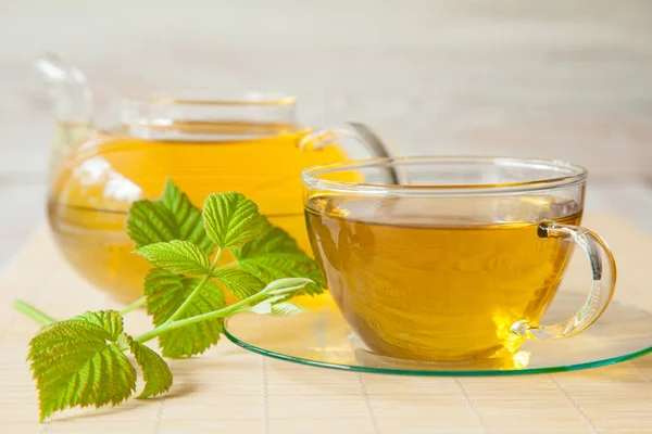 Травяной Чай Свежими Листьями Малины Бамбуковом Фоне — стоковое фото