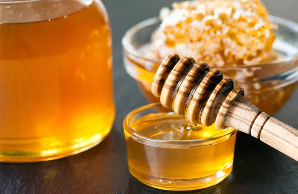 Closeup Βάζα Γυαλιού Που Γεμίζουν Φρέσκο Μέλι Στο Ξύλινο Τραπέζι — Φωτογραφία Αρχείου