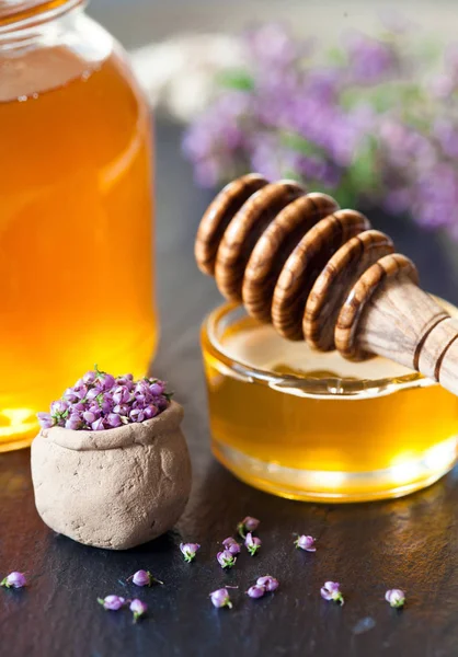 Όμορφη Σύνθεση Φρέσκο Φυσικό Μέλι Μέλι Ξύλινη Κουτάλα Και Ερείκη — Φωτογραφία Αρχείου