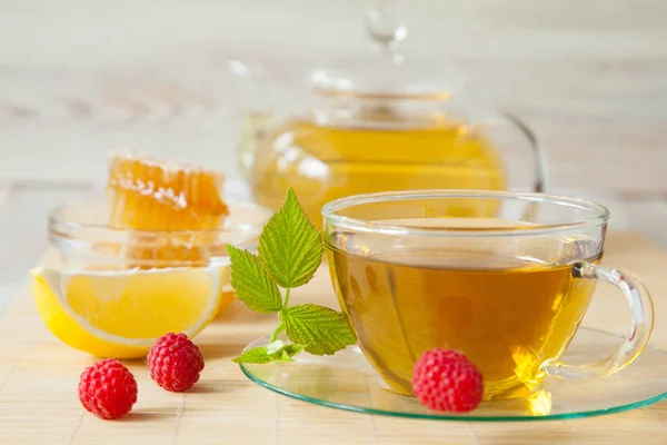 Травяной Чай Медом Свежей Малиной Лимоном Бамбуковом Фоне — стоковое фото